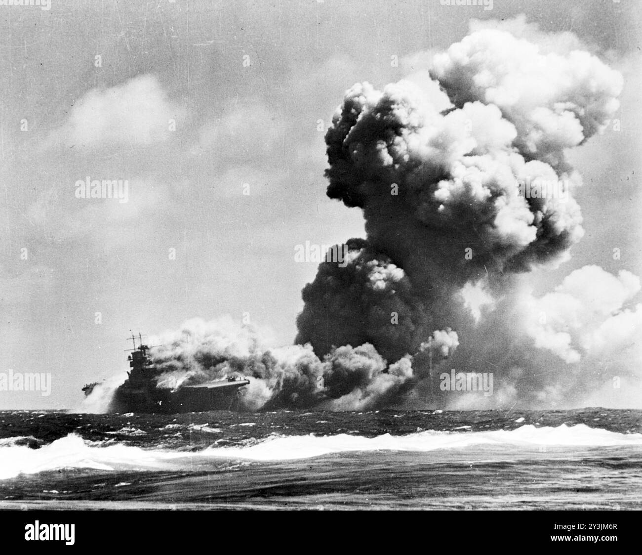 La portaerei statunitense USS Wasp (CV-7) bruciò dopo aver ricevuto tre siluri dal sottomarino giapponese i-19 ad est delle Salomone, 15 settembre 1942 - foto della Marina degli Stati Uniti Foto Stock