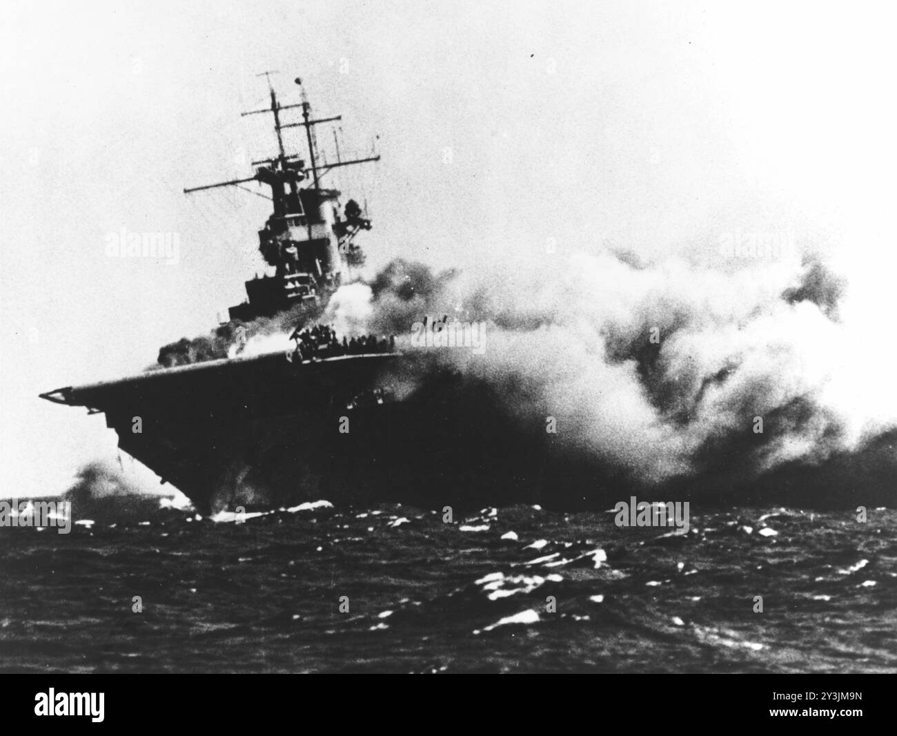 La portaerei USS Wasp (CV-7) della US Navy bruciò ed elencò dopo essere stata silurata dal sottomarino giapponese i-19, il 15 settembre 1942, mentre operava nel Pacifico sudoccidentale a sostegno delle forze su Guadalcanal. Foto Stock