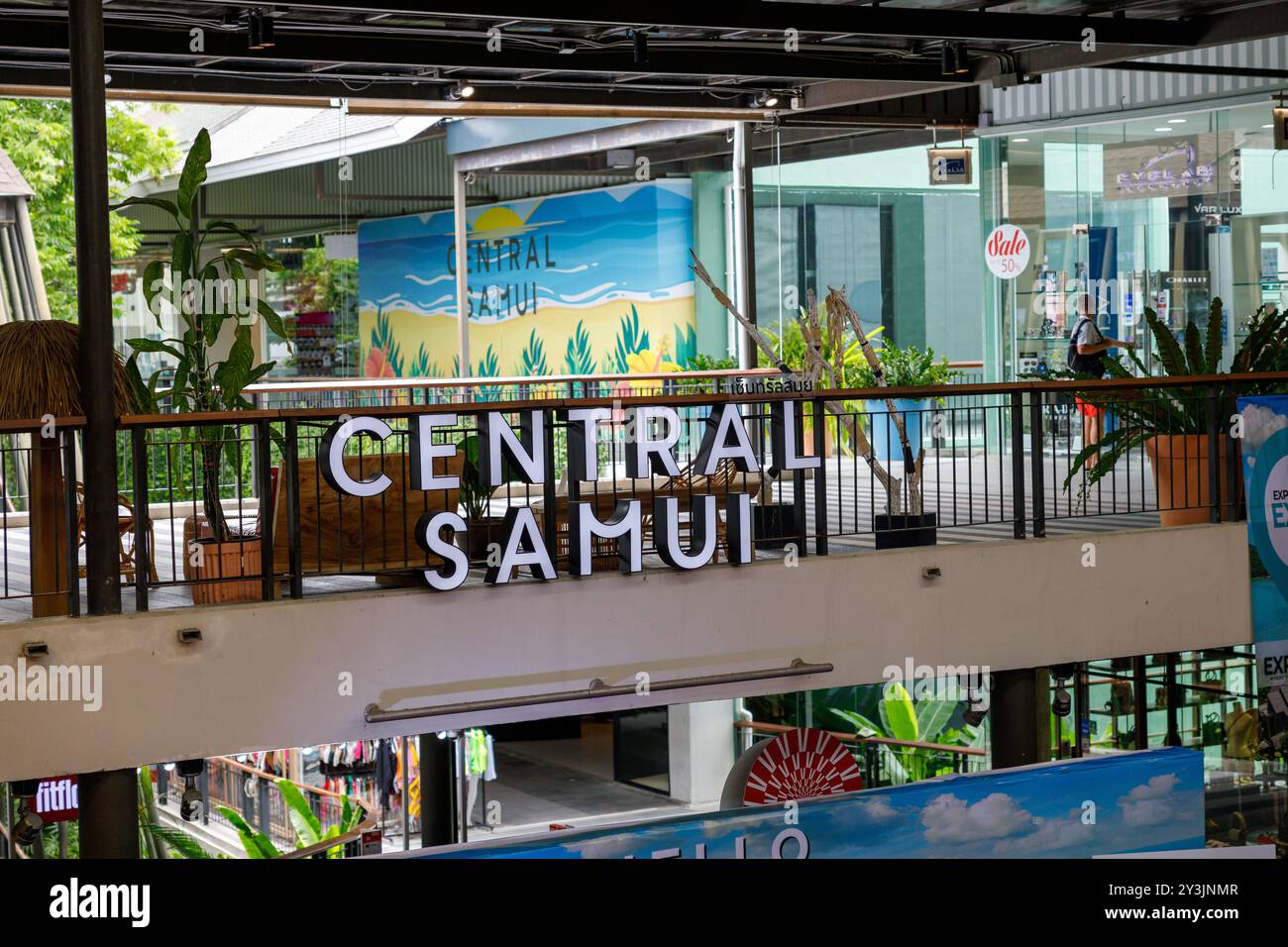 Ko Samui, Thailandia - 11 luglio 2024: Un vivace segno di Central Samui, un popolare centro commerciale situato a Ko Samui, Thailandia Foto Stock