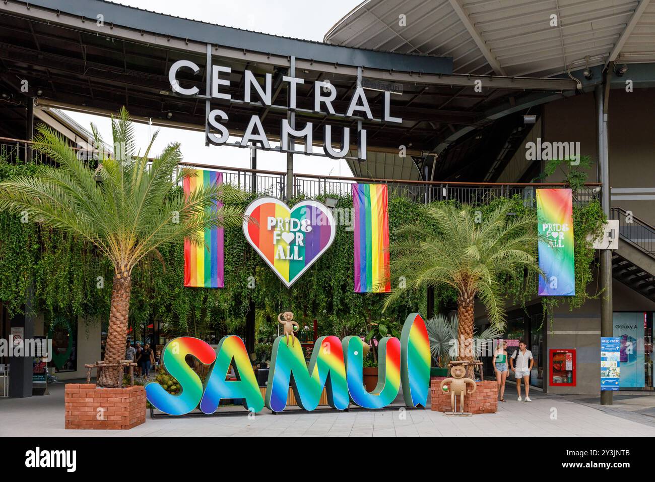 Ko Samui, Thailandia - 11 luglio 2024: L'ingresso al centro commerciale Central Samui è decorato per orgoglio con vivaci striscioni arcobaleno e un cartello a forma di cuore Foto Stock