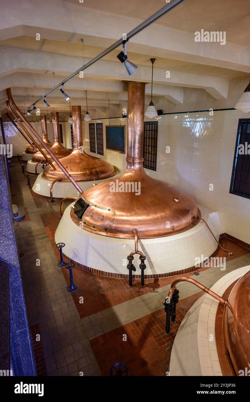 Plzen, Repubblica Ceca - 17 agosto 2024: Pilsner Urquell Plzensky Prazdroj Brewery Old Brewhouse with Wort Pans and Mash Tuns. Foto Stock