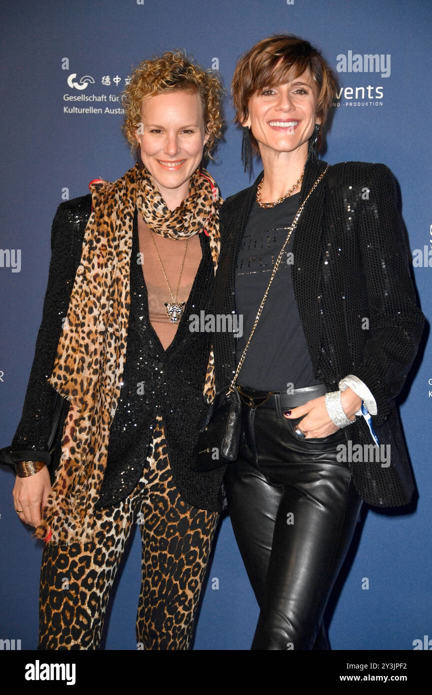 Christina Hecke mit Ehefrau Stefanie Henn bei der Verleihung des Deutschen Schauspielpreises 2024 im Club Theater Berlin. Berlino, 13.09.2024 *** Christina Hecke con la moglie Stefanie Henn alla cerimonia del German Acting Award 2024 al Club Theater Berlin, 13 09 2024 foto:Xn.xKubelkax/xFuturexImagex schauspielpreis_4852 Foto Stock