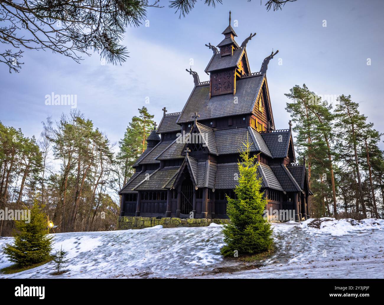 Oslo - 11 febbraio 2023: L'epica chiesa medievale di Gol Stave nel museo all'aperto di Oslo, Norvegia Foto Stock