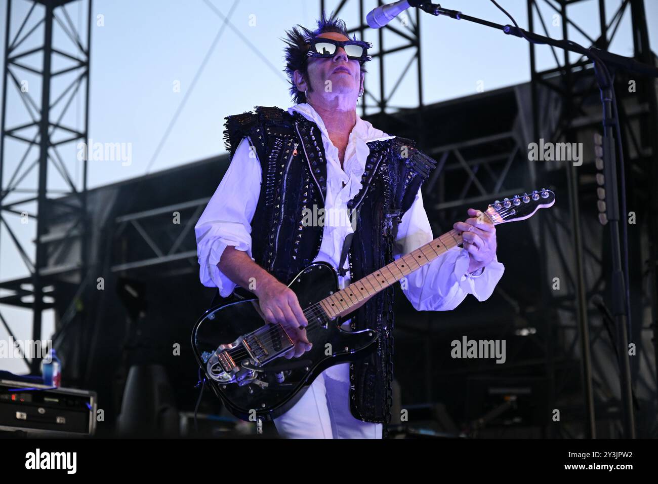 Daniel Ash si esibisce con Love & Rockets al Pier 17 Rooftop l'11 settembre 2024 a New York. Foto Stock