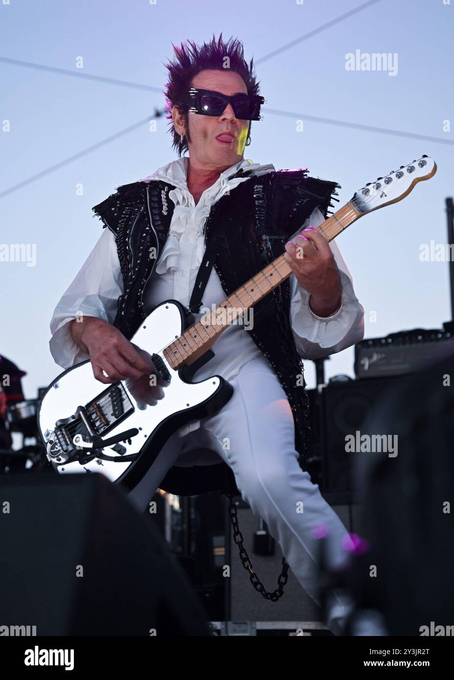 Daniel Ash si esibisce con Love & Rockets al Pier 17 Rooftop l'11 settembre 2024 a New York. Foto Stock