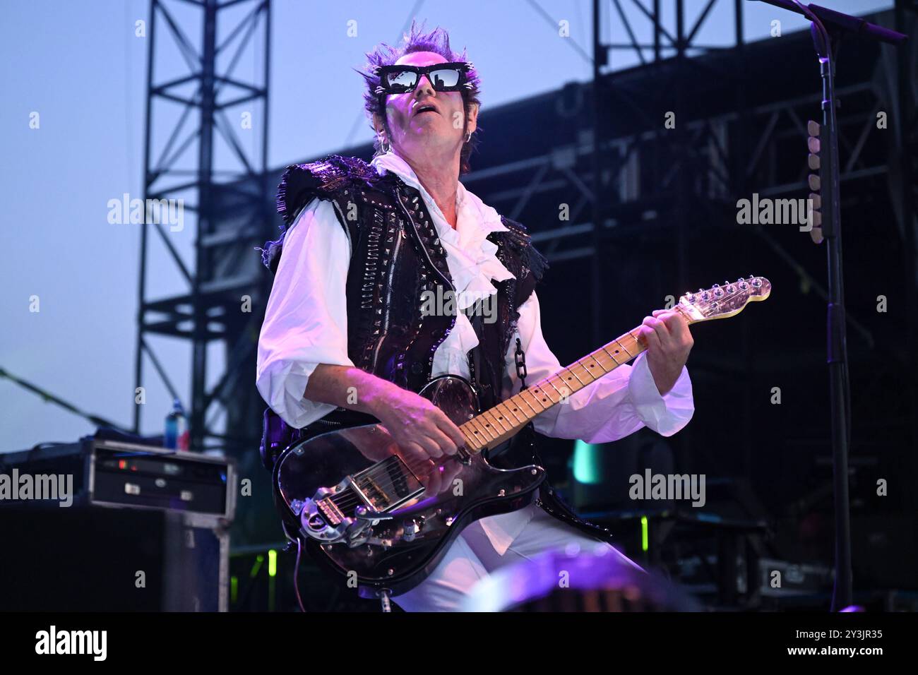 Daniel Ash si esibisce con Love & Rockets al Pier 17 Rooftop l'11 settembre 2024 a New York. Foto Stock