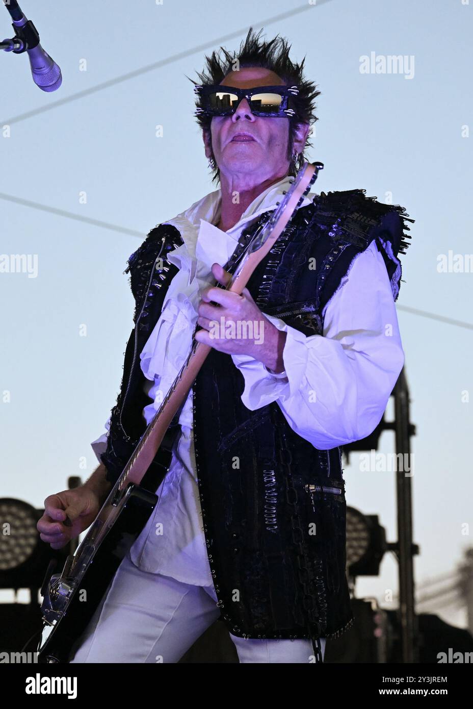 Daniel Ash si esibisce con Love & Rockets al Pier 17 Rooftop l'11 settembre 2024 a New York. Foto Stock