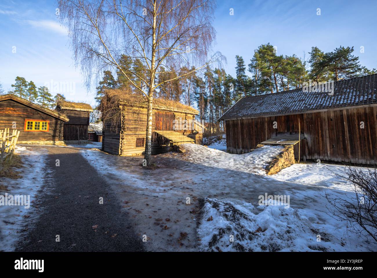 Oslo - 11 febbraio 2023: Edifici tradizionali scandinavi nel Museo all'aperto di Oslo a Oslo, Norvegia Foto Stock