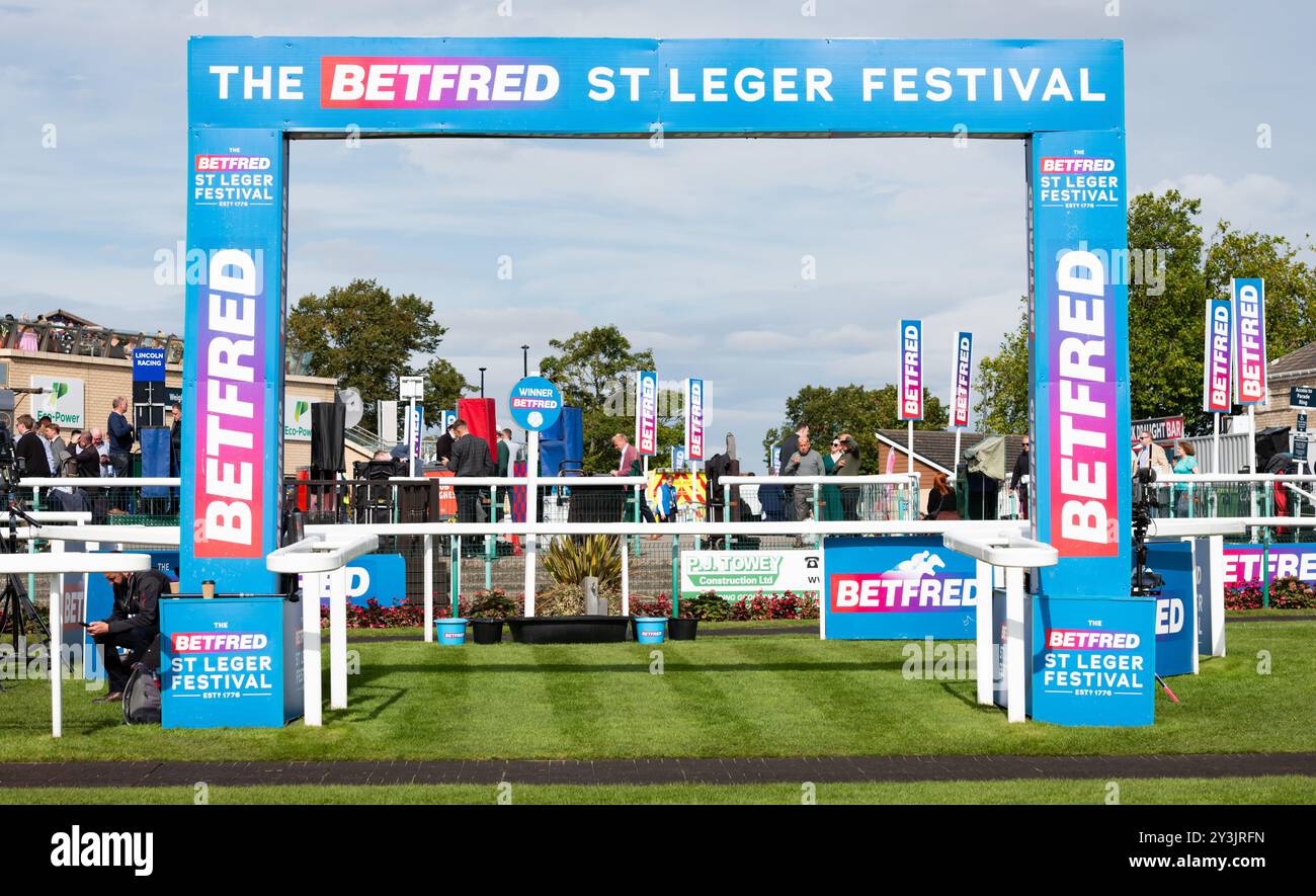 Doncaster, Regno Unito, sabato 14 settembre 2024; The Winner's Enclosure at Doncaster Racecourse è pronto per l'evento principale, The Betfred St Leger Stakes. Crediti JTW equine Images / Alamy. Foto Stock