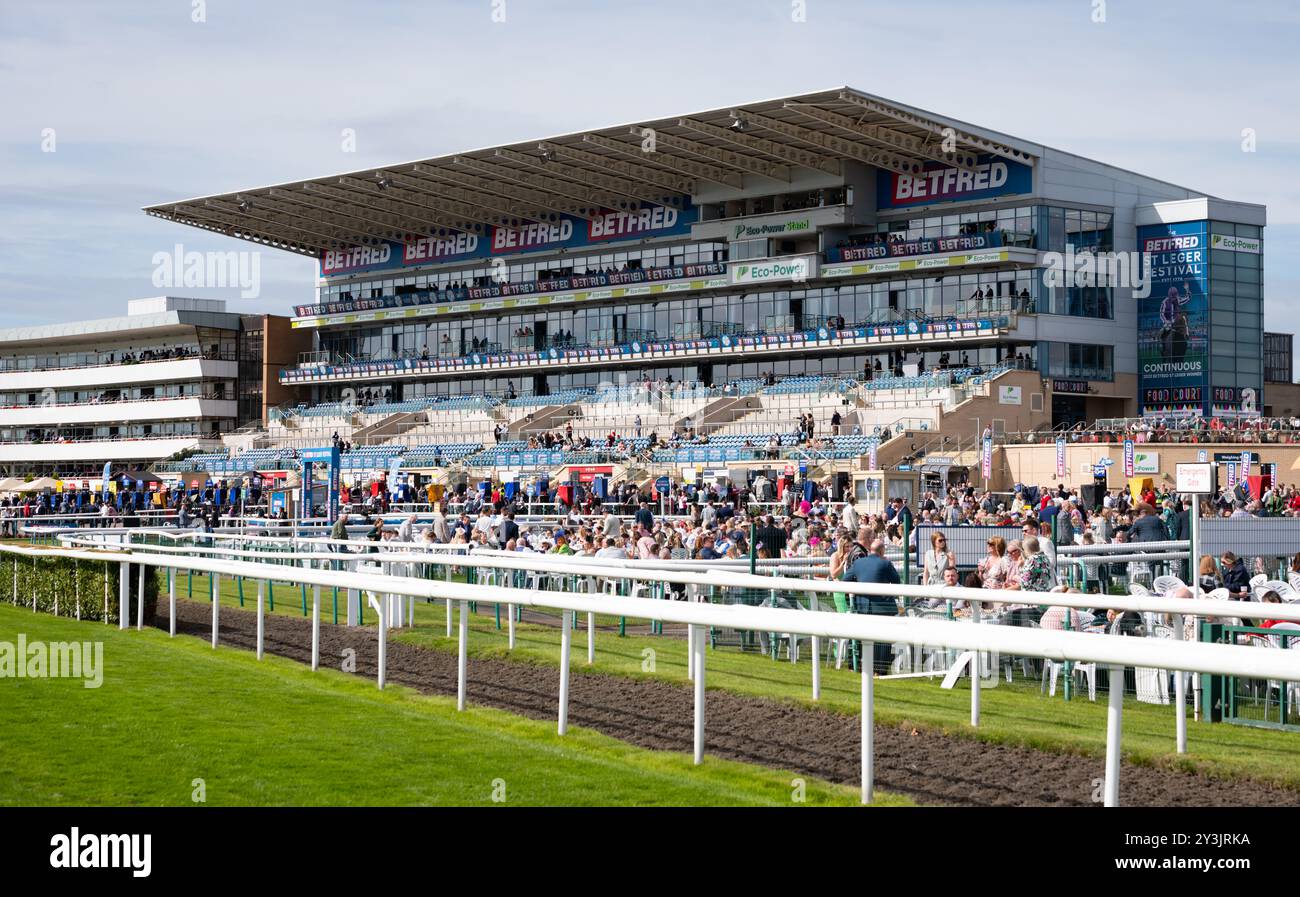 Doncaster, Regno Unito, sabato 14 settembre 2024; la scena all'ippodromo di Doncaster, mentre il percorso si prepara per l'evento principale, il gruppo 1 Betfred St Leger Stakes. Crediti JTW equine Images / Alamy. Foto Stock