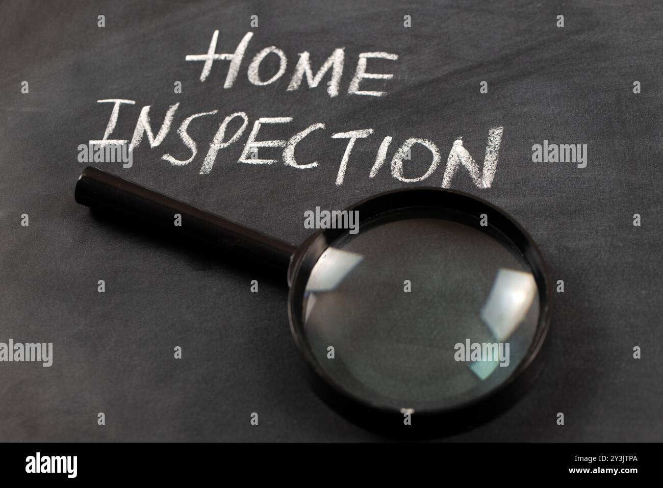 Parole d'ispezione a casa scritte su una lavagna di gesso. Foto Stock