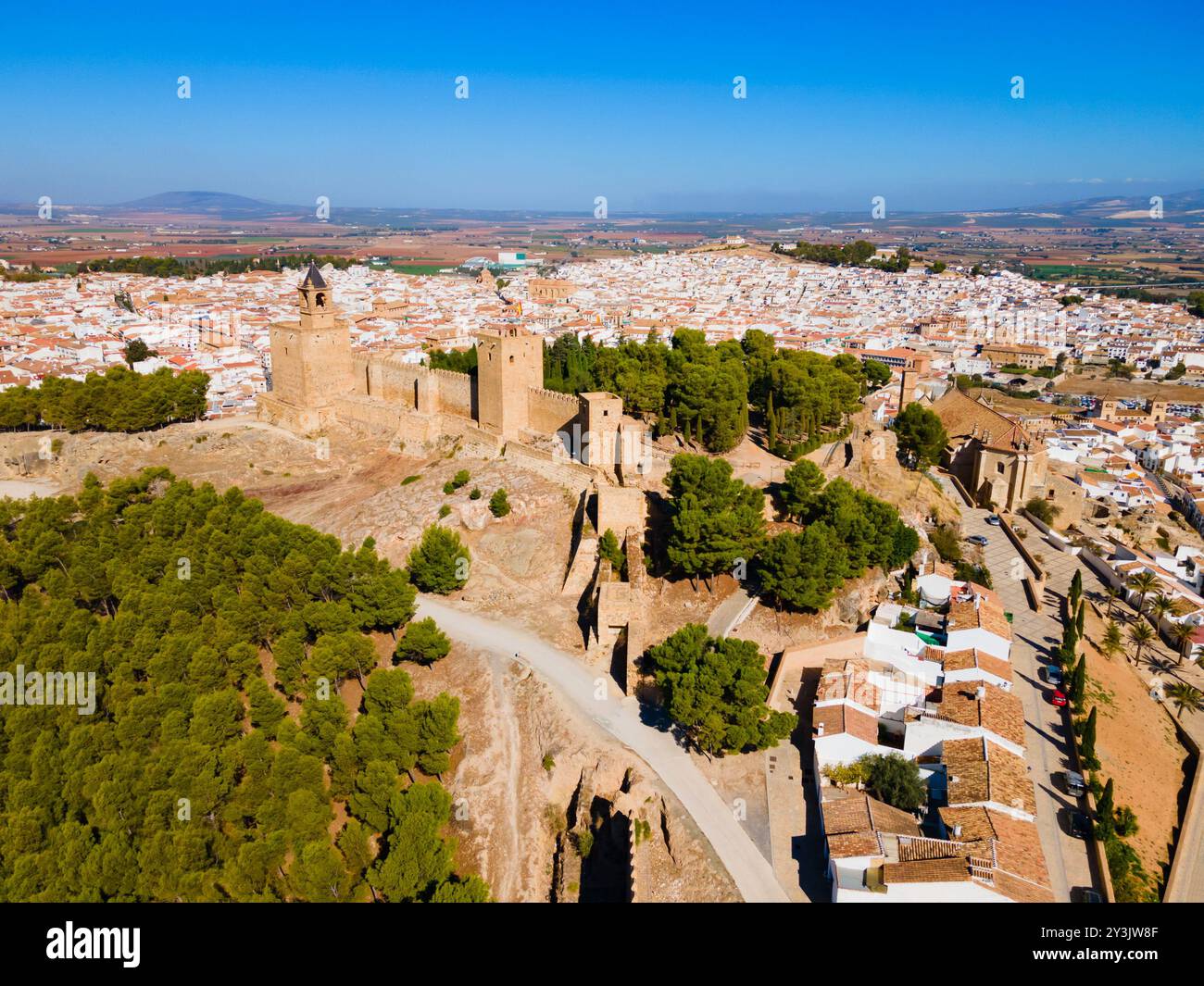 Alcazaba di Antequera vista panoramica aerea. L'Alcazaba di Antequera è una fortezza moresca nella città di Antequera, nella provincia di Malaga Foto Stock