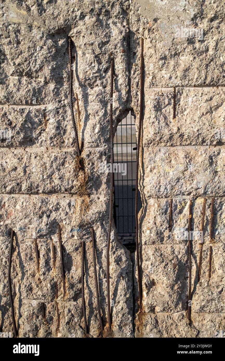 Topografia dei resti del muro del terrore di Berlino e Museo di Berlino Germania Foto Stock