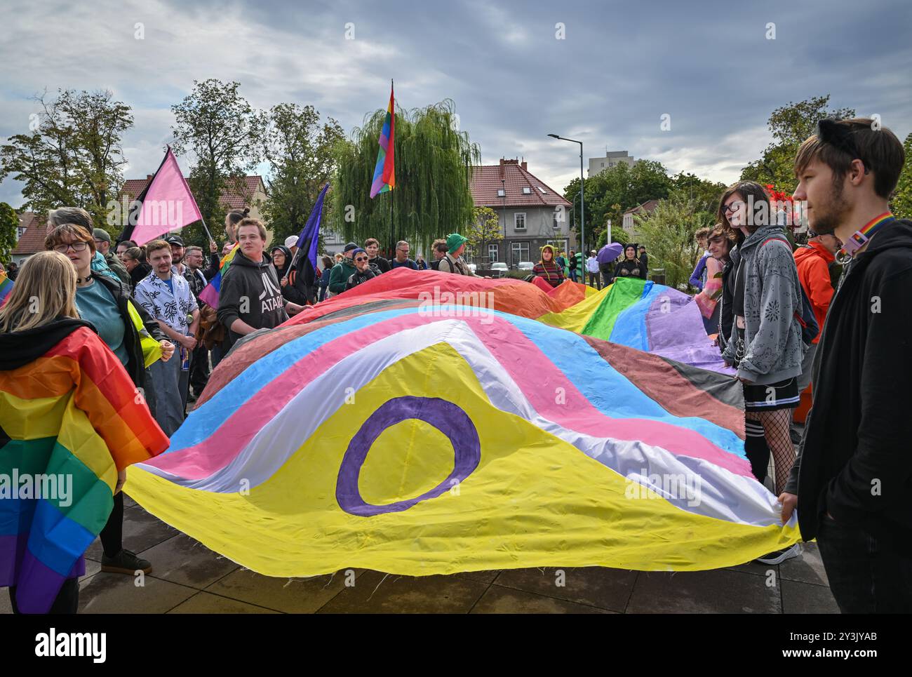 Slubice, Polonia. 14 settembre 2024. Partecipanti al Christopher Street Day (CSD) a Slubice, Polonia. La parata ebbe inizio nella parte polacca della città gemella tedesco-polacca di Francoforte (Oder) nel Brandeburgo e Slubice in Polonia. Circa 250 partecipanti partirono intorno a mezzogiorno. L'atmosfera era esuberante, furono fatti i primi discorsi e inizialmente non ci furono contrapposizioni. Questa è la quinta volta consecutiva che la manifestazione del Pride tedesco-polacco si è svolta a Slubice e Francoforte (Oder). Crediti: Patrick Pleul/dpa/Alamy Live News Foto Stock
