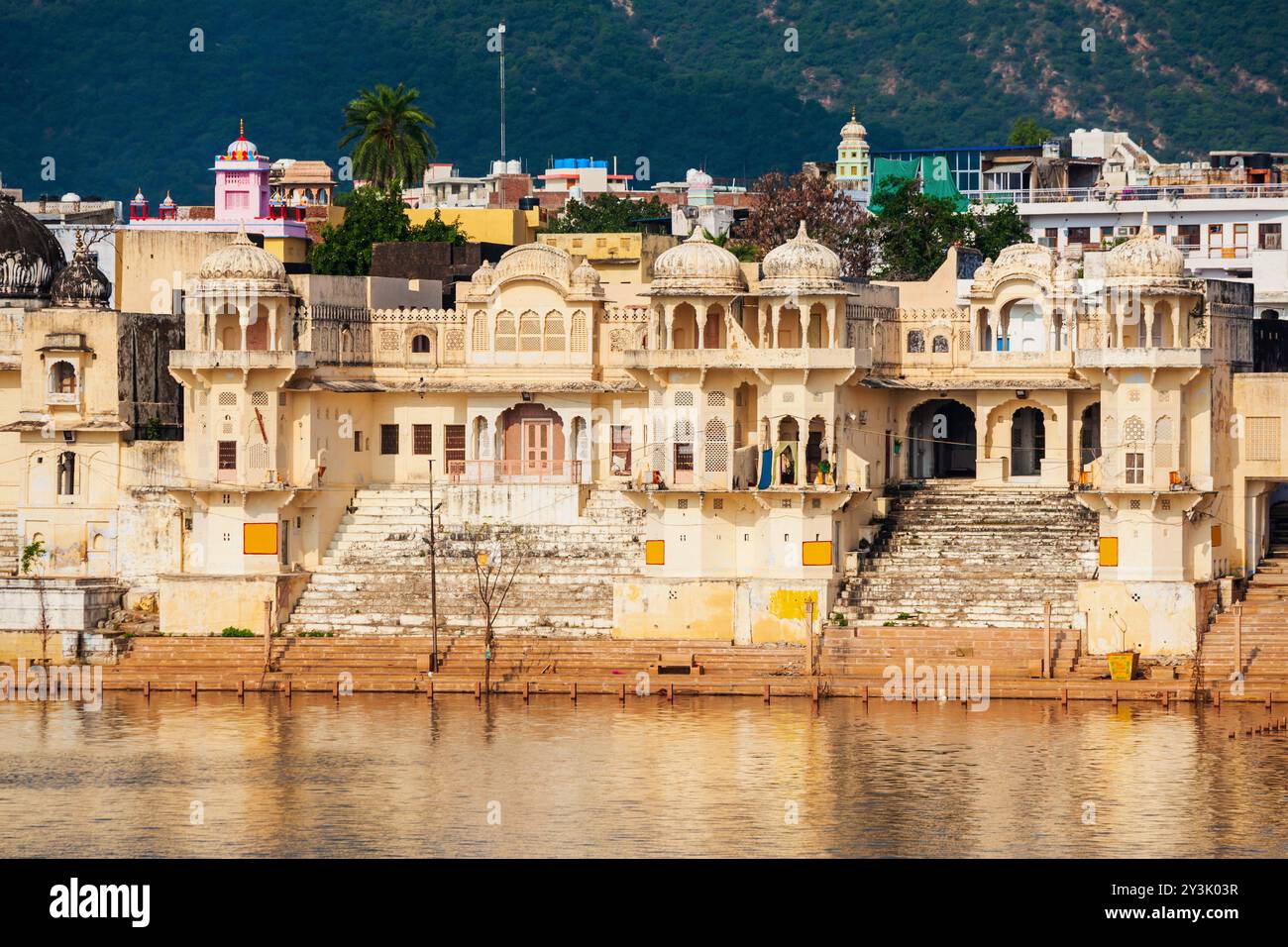 Ghats al lago Pushkar nella città di Pushkar nello stato Rajasthan dell'India Foto Stock