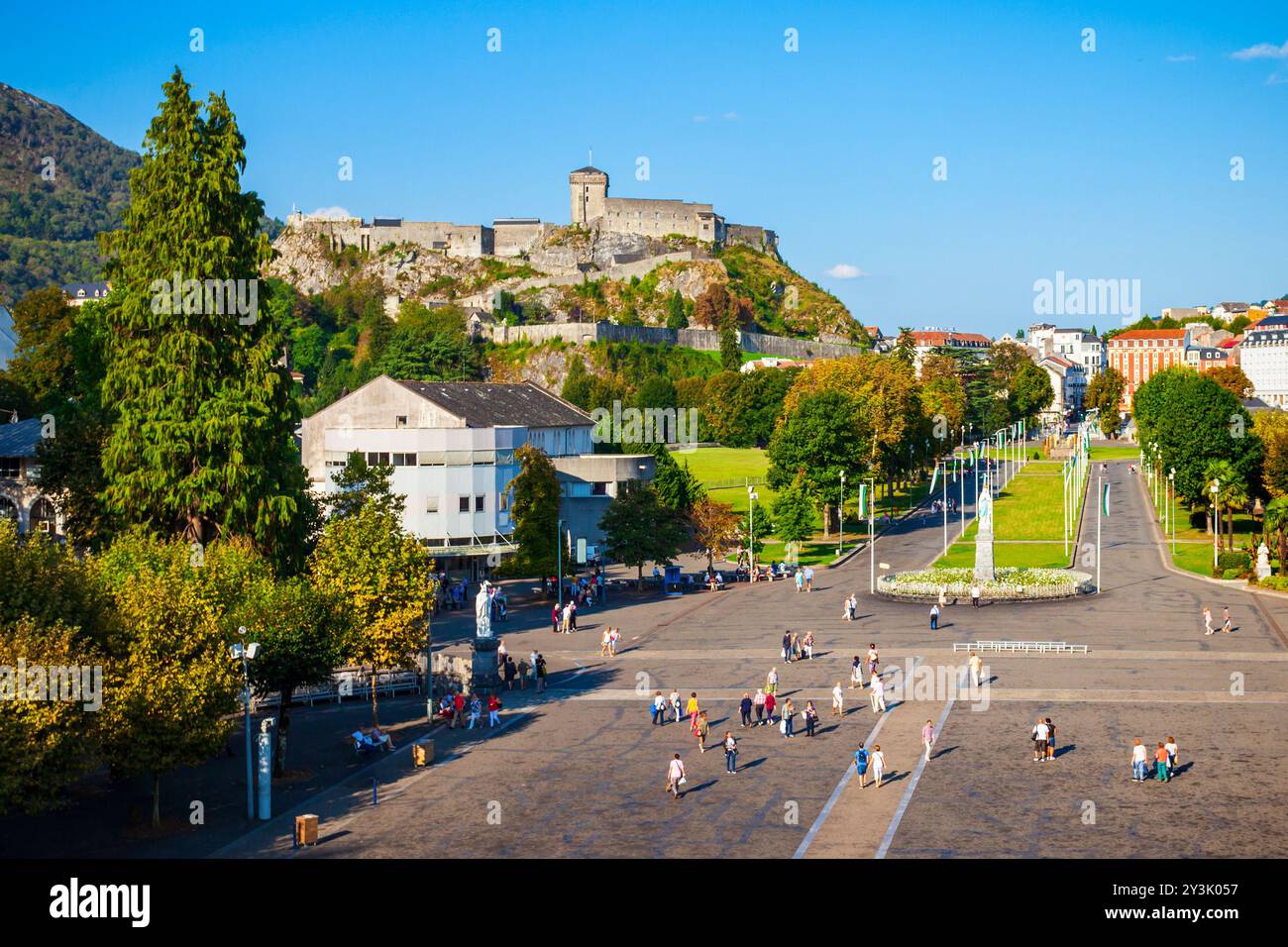 Antenna di Lourdes vista panoramica. Lourdes è una piccola città mercato che giace ai piedi dei Pirenei. Foto Stock