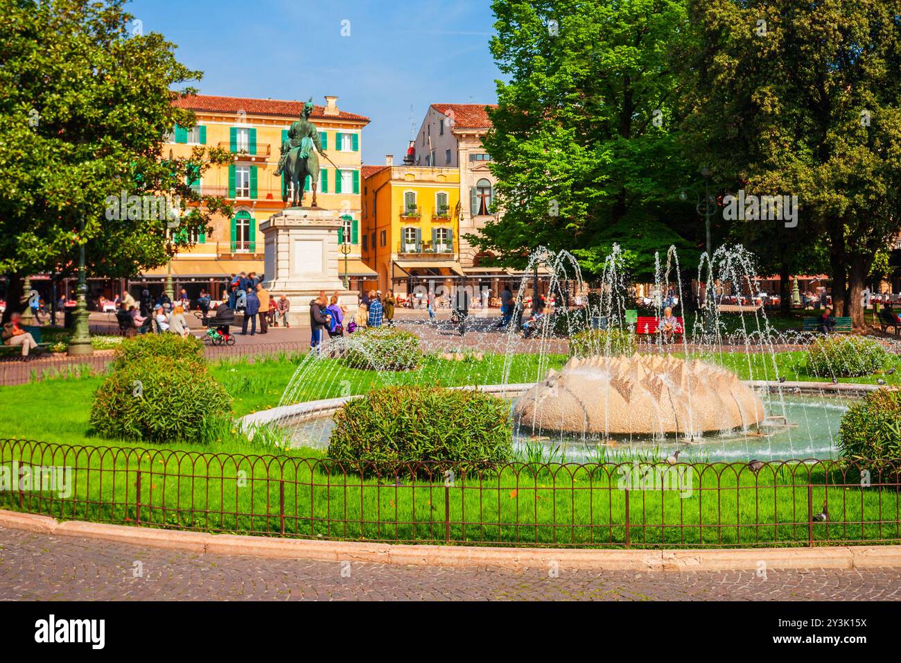 Statua di Vittorio Emanuele II in Piazza Bra a Verona, Veneto in Italia Foto Stock