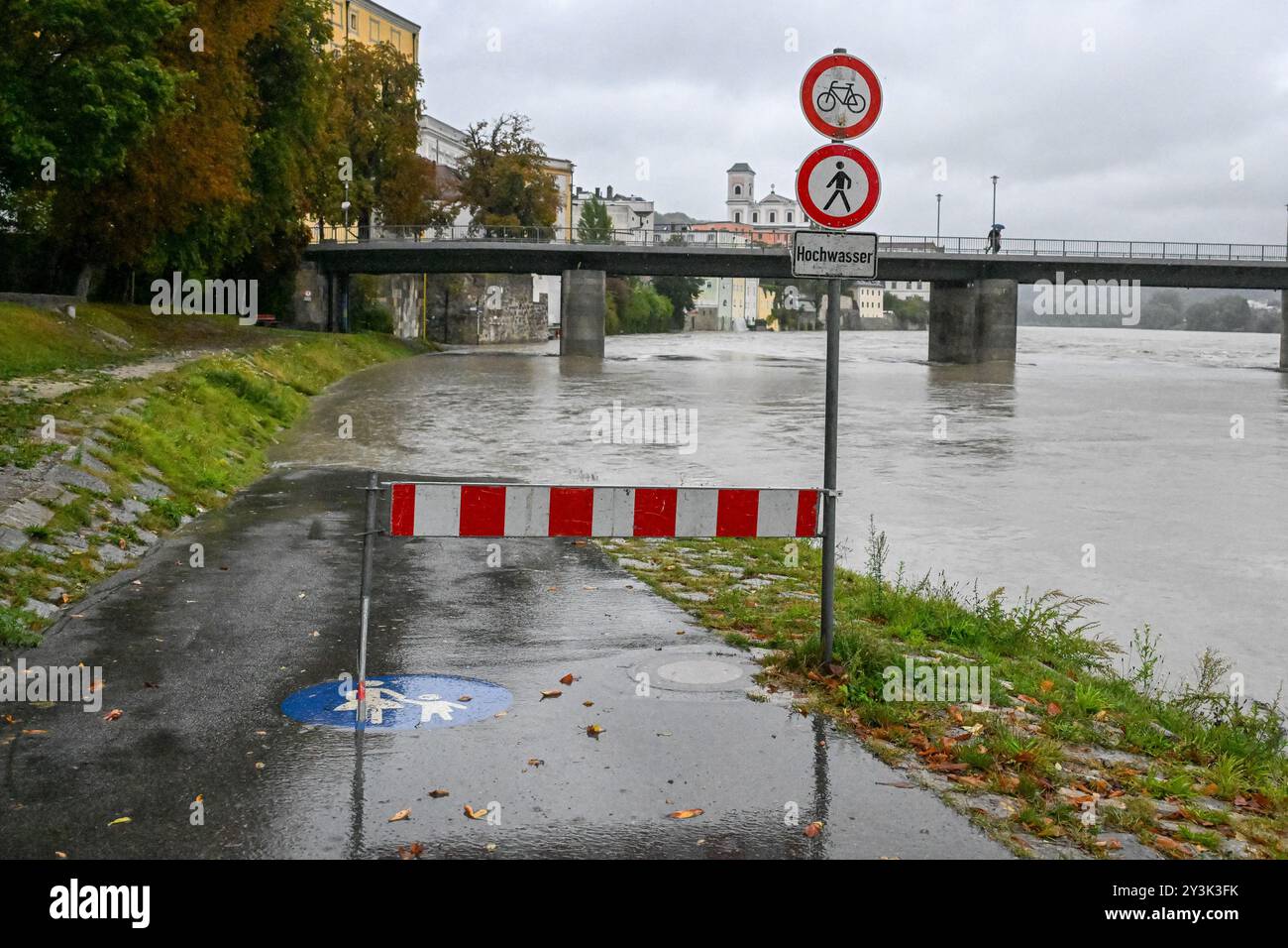 Passau, Germania. 14 settembre 2024. Una barriera sorge sulle rive allagate dell'Inn. Anche se la maggior parte delle piogge del fine settimana è probabilmente già caduta in Baviera, le precipitazioni si faranno sentire solo sui fiumi ore o giorni dopo. A Passau, dove si incontrano tre fiumi, le prime chiusure della città vecchia dovrebbero essere previste nelle ore serali, secondo la città. Crediti: Armin Weigel/dpa/Alamy Live News Foto Stock