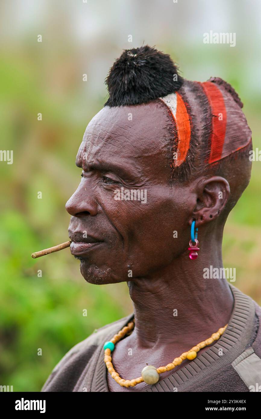 Capo del villaggio di una tribù Mursi nella Valle di Omo nell'Africa orientale Foto Stock