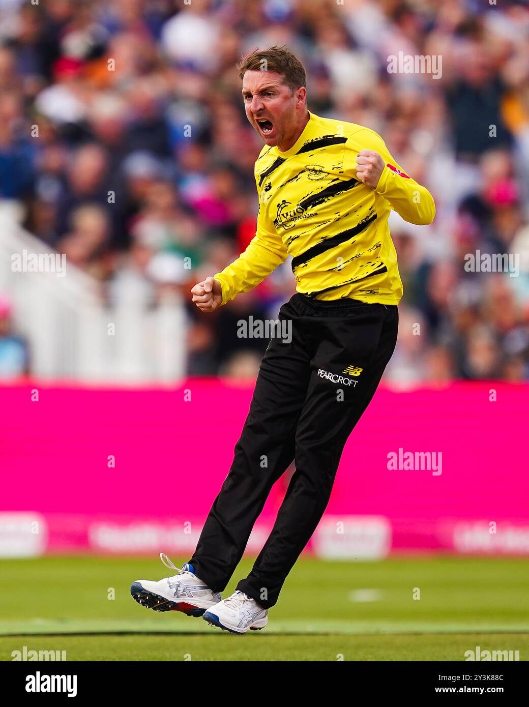 Birmingham, Regno Unito, 14 settembre 2024. Tom Smith, giocatore/allenatore del Gloucestershire, celebra il wicket di John Simpson del Sussex durante il Vitality Blast semifinale T20 tra Gloucestershire e Sussex Sharks. Crediti: Robbie Stephenson/Gloucestershire Cricket/Alamy Live News Foto Stock