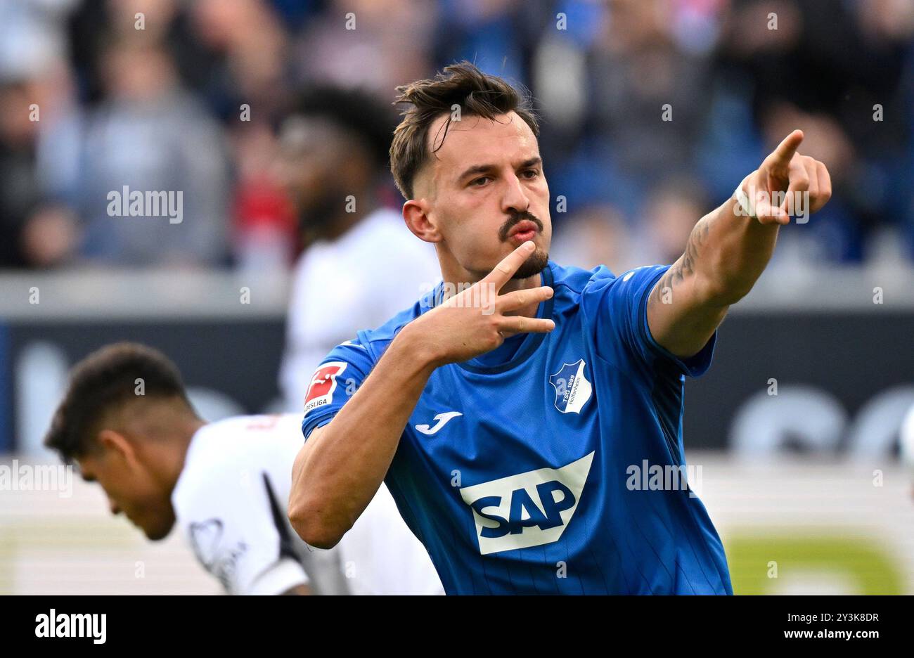 TOR zum 1:2 Mergin Berisha TSG 1899 Hoffenheim (10) Torjubel TSG 1899 Hoffenheim vs Bayer 04 Leverkusen 14.09.2024 REGOLAMENTI DFL VIETANO QUALSIASI USO DI FOTOGRAFIE COME SEQUENZE DI IMMAGINI E/O QUASI-VIDEO Foto Stock