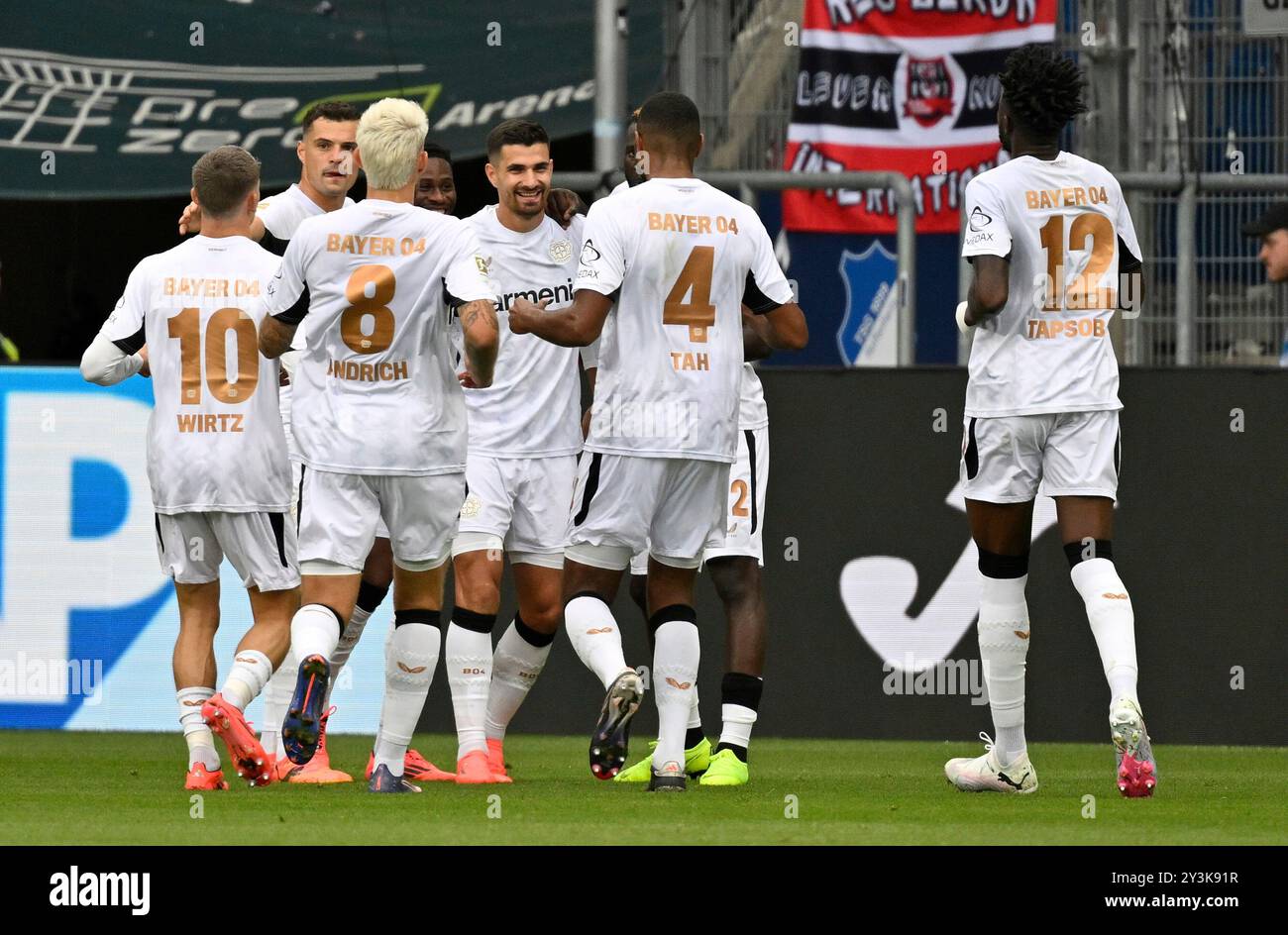 Sinsheim, Germania. 14 settembre 2024. TOR zum 0:1 Martin Terrier Bayer 04 Leverkusen (11) Torjubel Florian Wirtz Bayer 04 Leverkusen (10) Jonathan Tah Bayer 04 Leverkusen (04) Robert Andrich Bayer 04 Leverkusen (08) Edmond Tapsoba Bayer 04 Leverkusen (12) TSG 1899 Hoffenheim vs Bayer 04 Leverkusen 14.09.2024 I REGOLAMENTI DFL VIETANO QUALSIASI USO DI FOTOGRAFIE O QUASI-VIDEO/IMMAGINI IN diretta Foto Stock