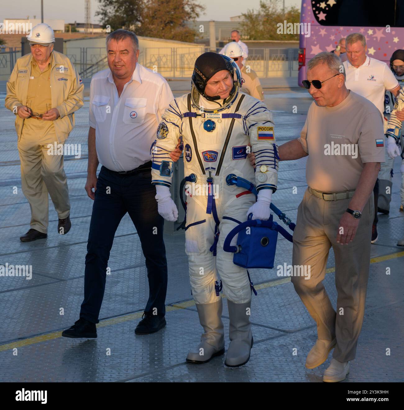Baikonur, Kazakistan. 11 settembre 2024. Il cosmonauta Roscosmos Alexey Ovchinin, al centro, è assistito nella passeggiata verso la navicella Sojuz MS-26 per il lancio al cosmodromo di Baikonur, 11 settembre 2024, a Baikonur, Kazakistan. Ovchinin insieme ai cosmonauti di Roscosmos Ivan Vagner e all'astronauta della NASA Don Pettit si stanno dirigendo verso la stazione spaziale Internazionale. Crediti: Bill Ingalls/NASA Photo/Alamy Live News Foto Stock