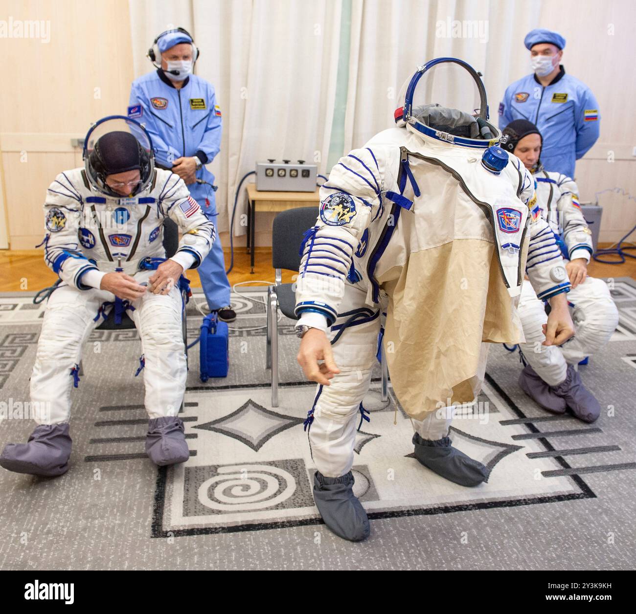 Baikonur, Kazakistan. 11 settembre 2024. Il cosmonauta Roscosmos Alexey Ovchinin, al centro, indossa la sua tuta russa Sokol mentre i compagni di equipaggio, l'astronauta della NASA Don Pettit, a sinistra, e il cosmonauta Roscosmos Ivan Vagner, a destra, si preparano prima di partire per la navicella Sojuz MS-26 il giorno del lancio al cosmodromo di Baikonur, 11 settembre 2024, a Baikonur, Kazakistan. I membri dell'equipaggio della Expedition 72 si stanno dirigendo verso la stazione spaziale Internazionale per una rotazione di routine dell'equipaggio. Crediti: Andrey Shelepin/NASA Photo/Alamy Live News Foto Stock