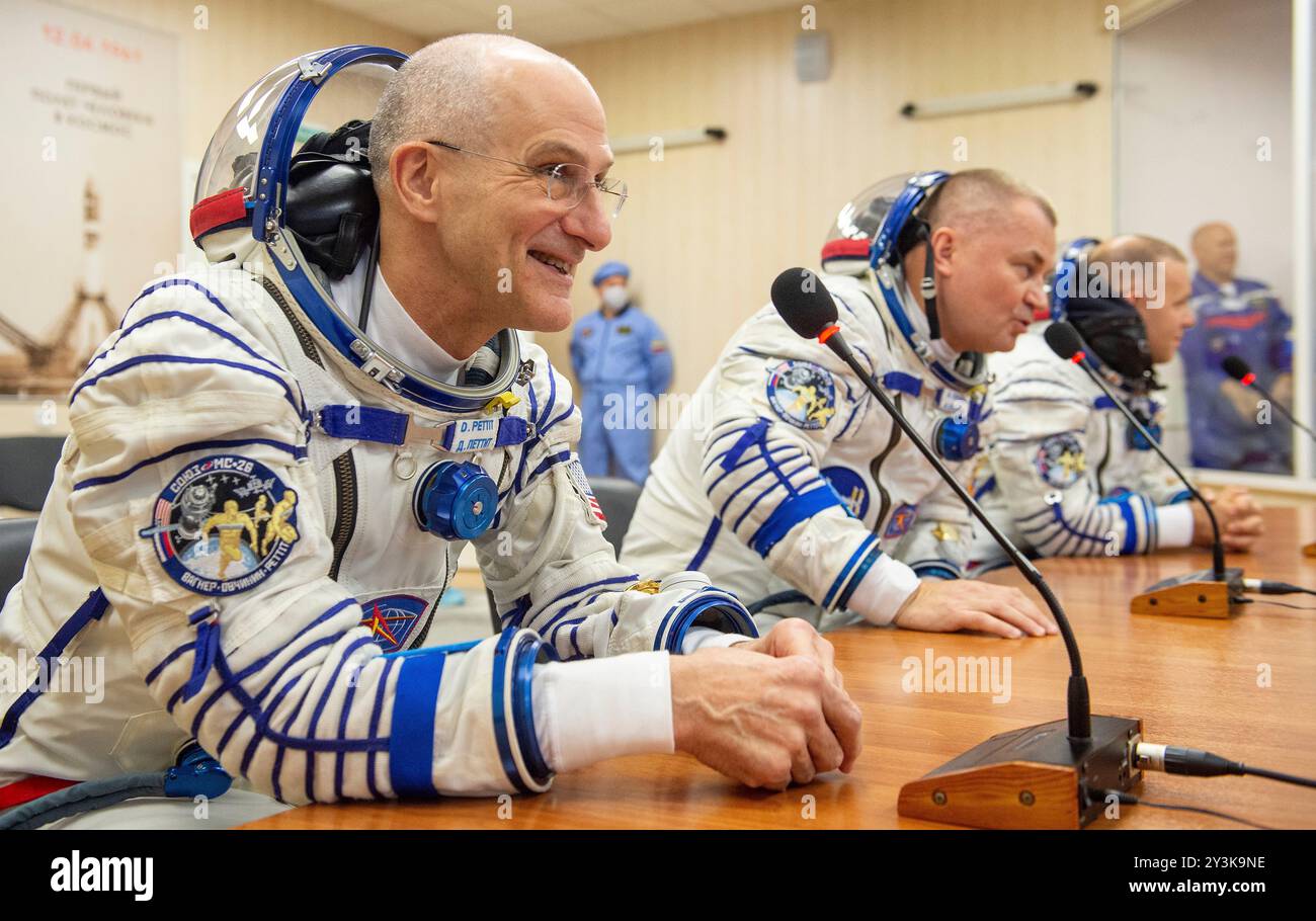 Baikonur, Kazakistan. 11 settembre 2024. Membri dell'equipaggio della spedizione 72: L'astronauta della NASA Don Pettit, a sinistra, i cosmonauti Roscosmos Alexey Ovchinin, al centro e Ivan Vagner, parlano con la famiglia il giorno del lancio al cosmodromo di Baikonur, 11 settembre 2024, a Baikonur, Kazakistan. I membri dell'equipaggio della Expedition 72 si stanno dirigendo verso la stazione spaziale Internazionale per una rotazione di routine dell'equipaggio. Crediti: Andrey Shelepin/NASA Photo/Alamy Live News Foto Stock