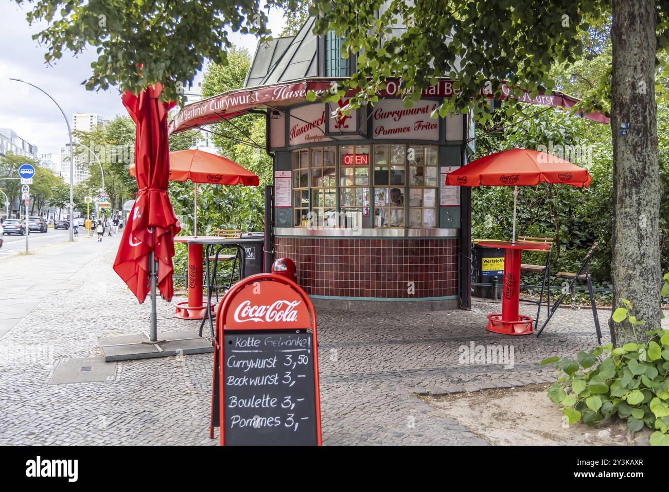 Currywurst e altre salsicce, snack bar tradizionale Hasenecke. Berlino, Germania, Europa Foto Stock