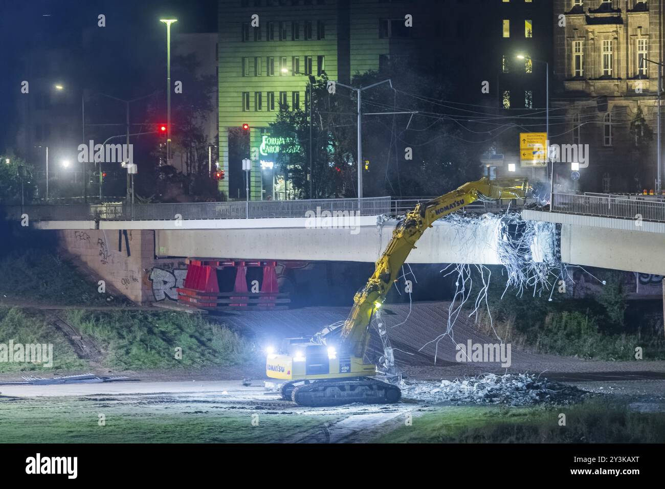Nelle prime ore del mattino, una sezione del Ponte di Carola crollò per ragioni sconosciute. Su una lunghezza di circa 100 metri, la sezione su wh Foto Stock