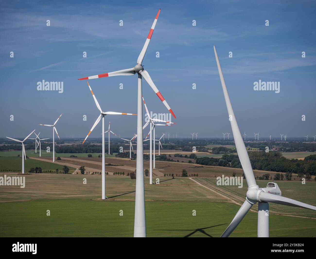 Parco eolico vicino Anklam, foto drone di turbine eoliche, Sarnow, Meclemburgo-Pomerania Occidentale, Germania, Europa Foto Stock