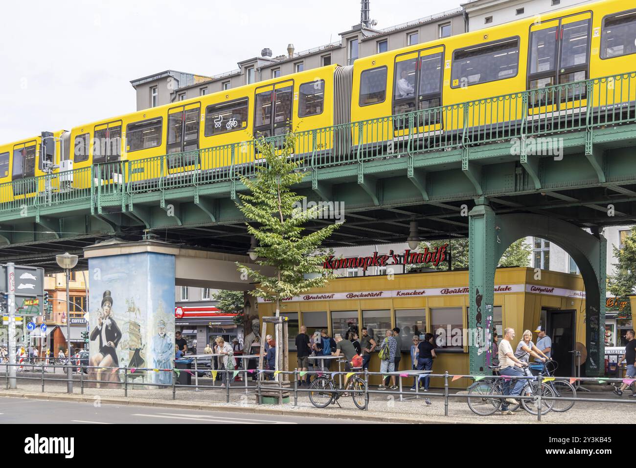 Lo snack bar Konnopke's è di culto. Konnopke è a Prenzlauer Berg. Fu il primo snack bar di Berlino Est a introdurre il currywurst nel 1960. Undergroun Foto Stock