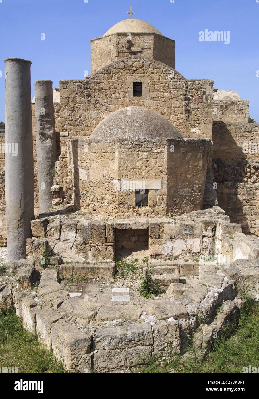 La storica chiesa di Yia Kyriaki Chrysopolitissa a paphos cipro mostra il retro dell'edificio e le antiche colonne romane e rovine Foto Stock