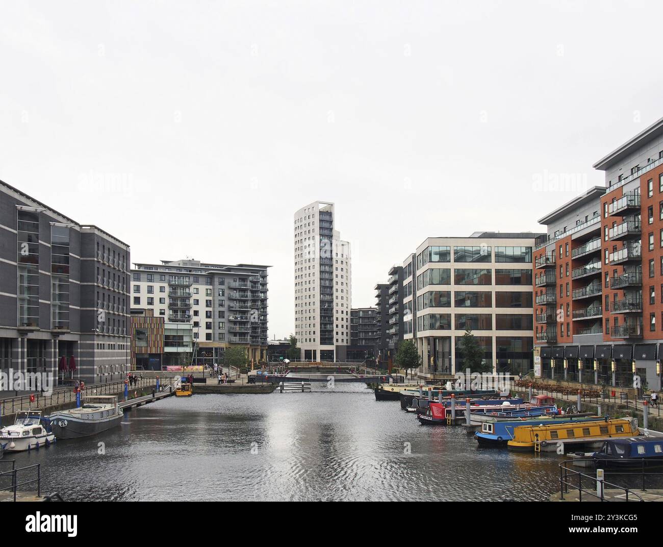 Leeds, West yorkshire, regno unito, 4 luglio 2019: Una vista del molo di leeds con le case galleggianti ormeggiate accanto agli edifici sul lungomare Foto Stock