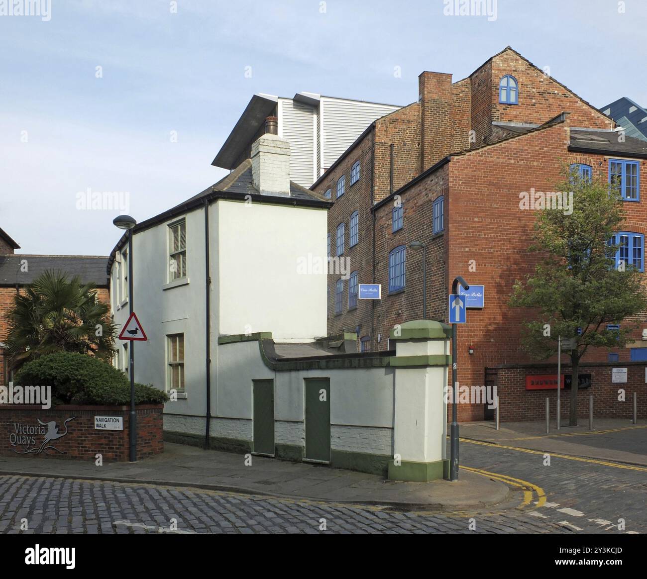 Leeds, West yorkshire, inghilterra: 17 aprile 2019: L'angolo tra la via del molo e la passeggiata lungo il lungomare di leeds con una miscela di vecchio doc Foto Stock