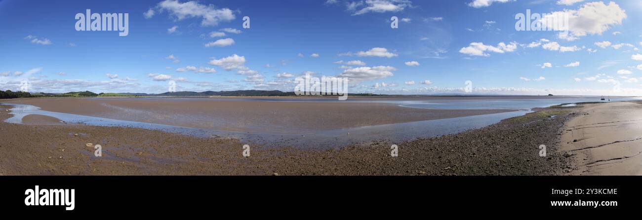 Vista panoramica della spiaggia ai piedi del canale in ulverston con una vista sulla spiaggia un fiume leven con baia di morecambe in lontananza Foto Stock
