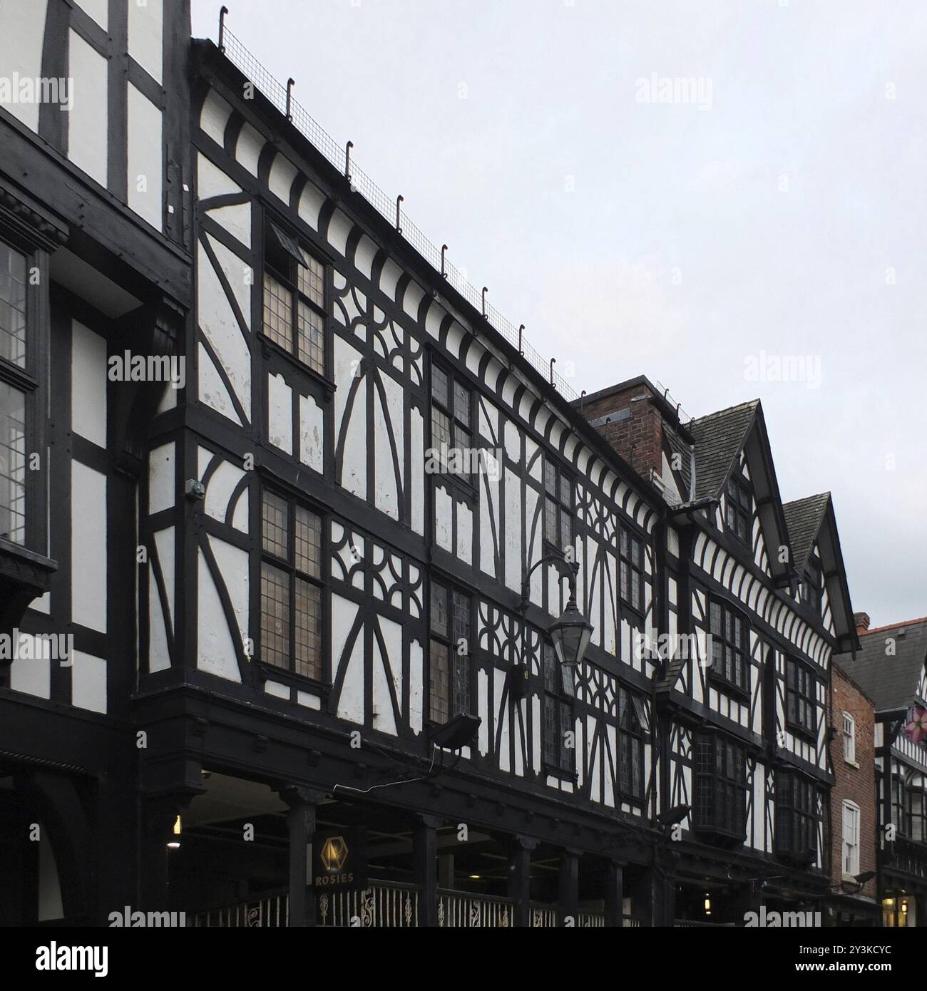 Una fila di vecchi edifici decorati e a tetto spiovente in legno nel centro storico di chester Foto Stock