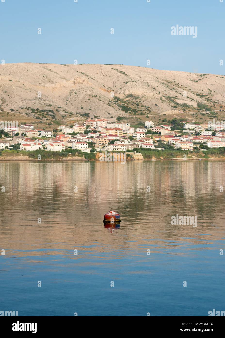Boa in acqua di mare, isola montuosa sullo sfondo Foto Stock