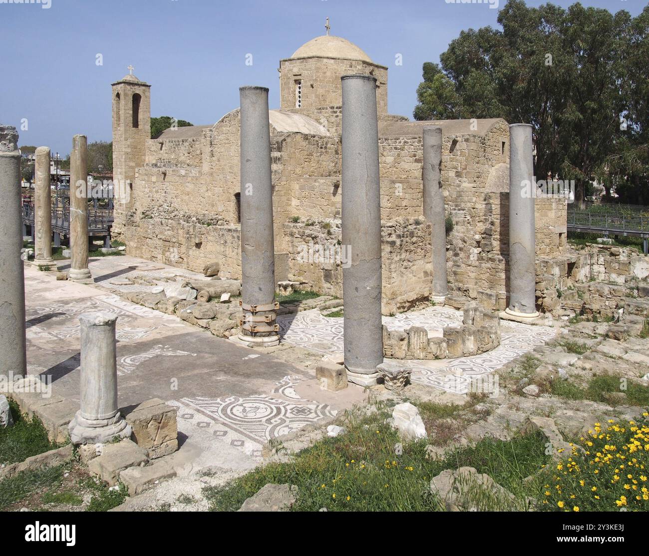 La storica chiesa di ayia Kyriaki Chrysopolitissa a paphos cipro mostra l'edificio e le antiche colonne romane circostanti e le rovine Foto Stock