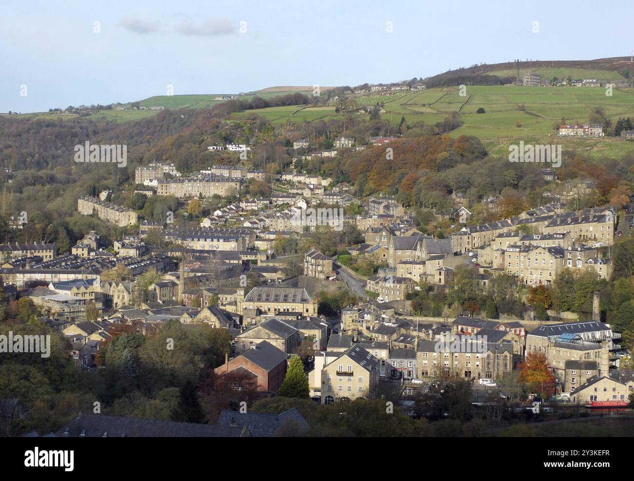 Vista aerea panoramica del ponte di hebden, nell'ovest dello yorkshire, con le strade le case e i vecchi edifici di mulini situati nella pennine circostante Foto Stock