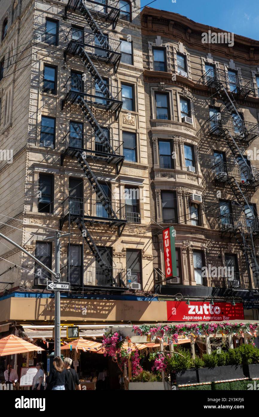 Negozi e ristoranti lungo Broome Street a Little Italy, New York City, 2024, USA Foto Stock