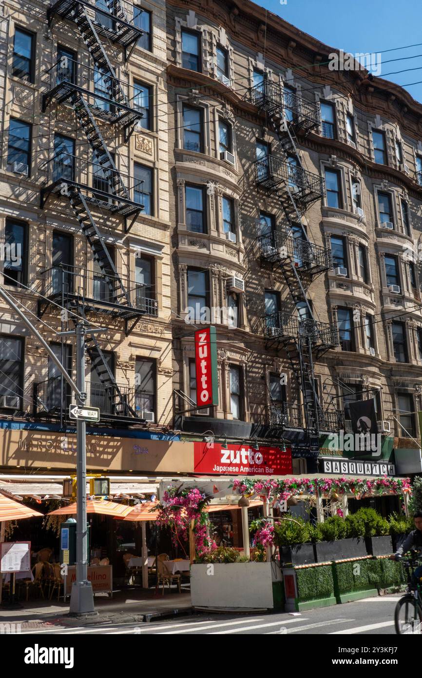 Negozi e ristoranti lungo Broome Street a Little Italy, New York City, 2024, USA Foto Stock