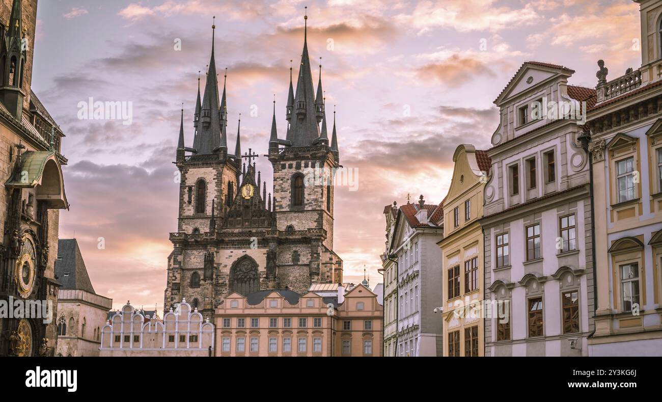 Immagine architettonica nella Piazza della Città Vecchia di Praga, Repubblica Ceca con la Chiesa di Nostra Signora di Tyn, sotto un mattino cielo molto nuvoloso Foto Stock