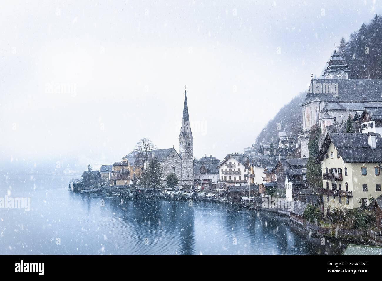 Immagine idilliaca dell'inverno con la famosa città di Hallstatt, uno dei siti Patrimonio dell'Umanità in Austria, situata sulla riva del lago di Hallstatter, sotto il primo Foto Stock