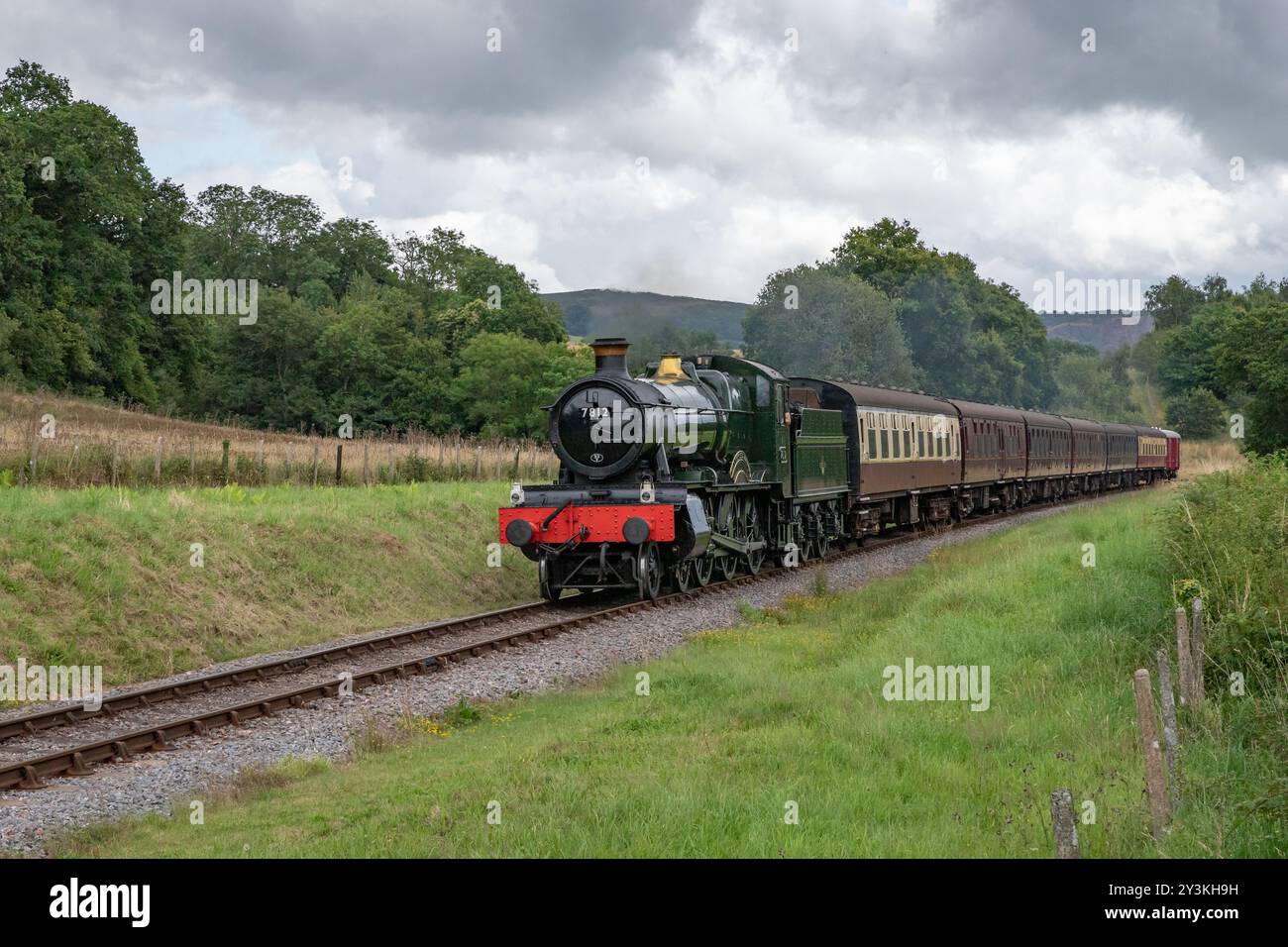 La locomotiva a vapore GWR 7800 Manor Class 7812 Erlestoke Manor si avvicina a Leigh Wood Crossing sulla West Somerset Railway Foto Stock
