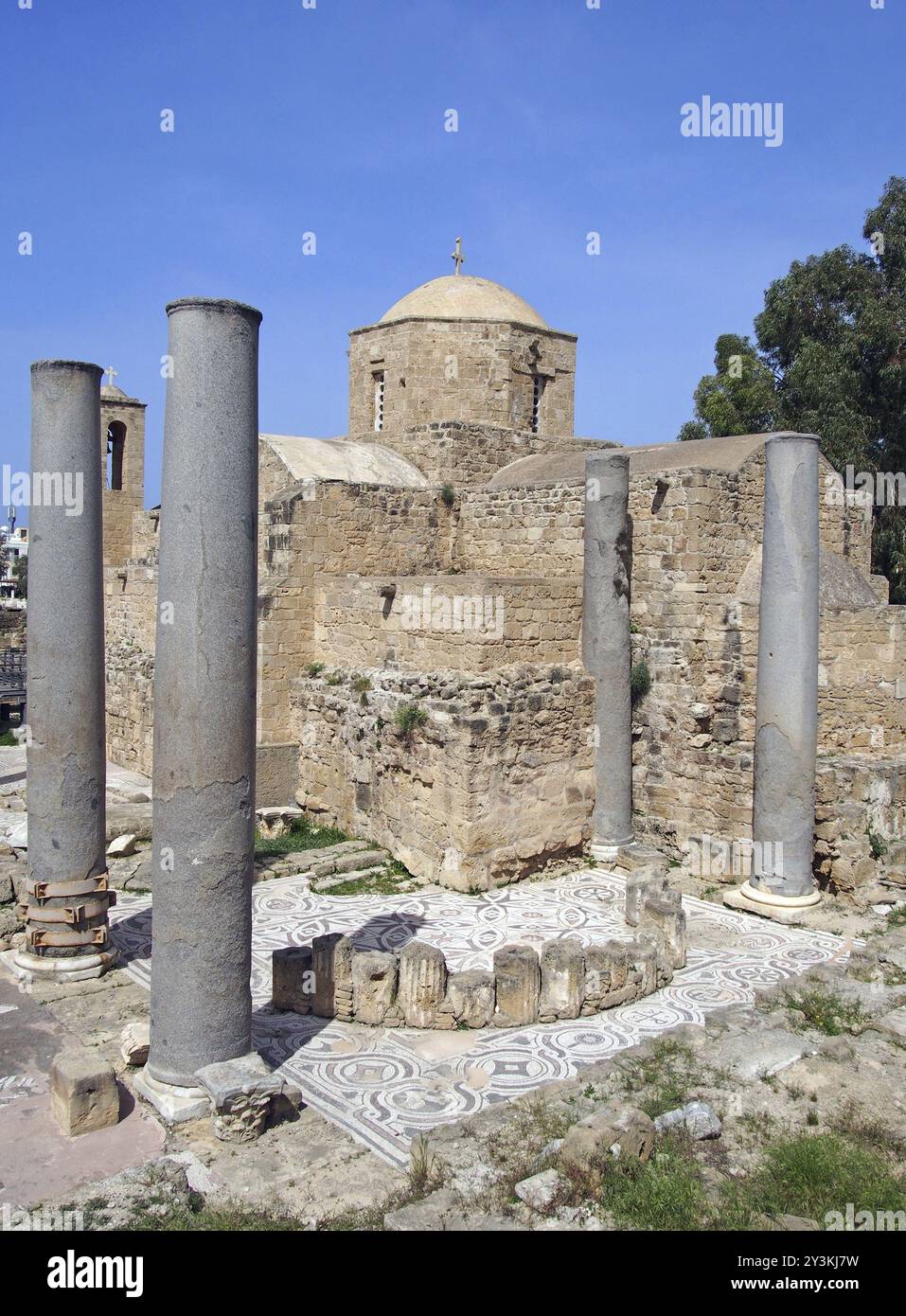 La storica chiesa di ayia Kyriaki Chrysopolitissa a paphos cipro mostra l'edificio e le antiche colonne romane circostanti e le rovine Foto Stock
