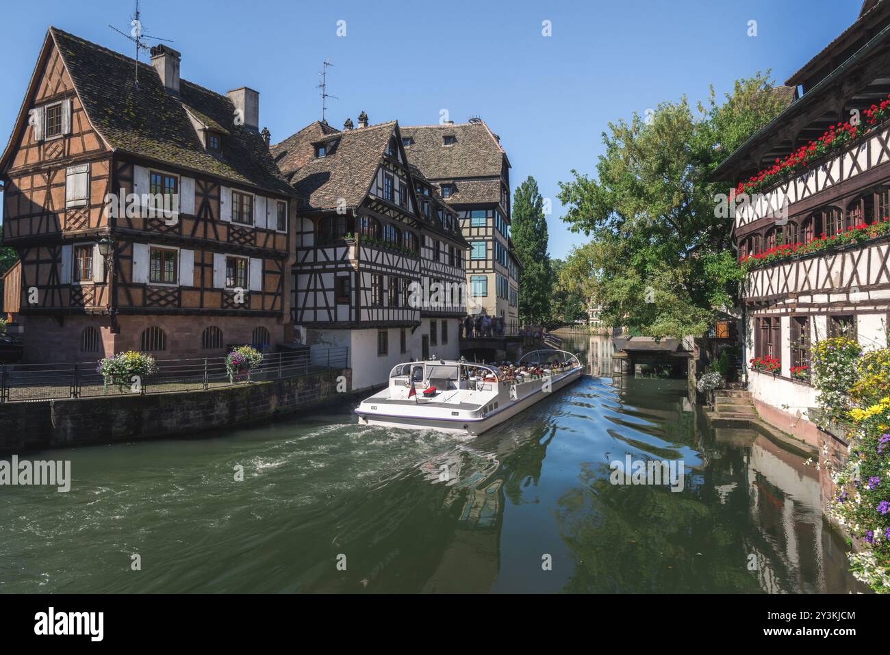 Vista da cartolina della Petite France, un famoso quartiere storico di Strasburgo, in Francia, attraversato dal fiume Ill, utilizzato per gite in barca intorno alla città, Foto Stock