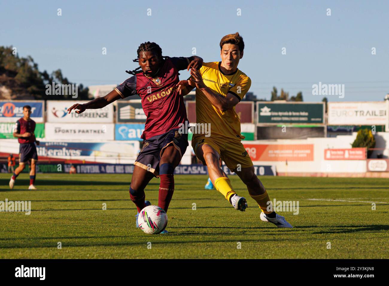 Torres Vedras, Portogallo. 13 settembre 2024. David Costa (L) di SCU Torreense e Yuki Kobayashi (R) di Portimonense SC visti in azione durante la partita di Liga Portugal 2 tra SCU Torreense e Portimonense SC all'Estadio Manuel Marques. Punteggio finale; Torreense 3:2 Portimonense. Credito: SOPA Images Limited/Alamy Live News Foto Stock