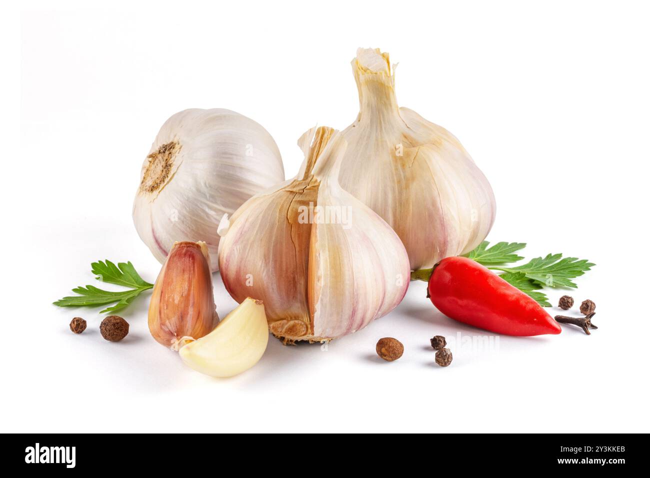 Bulbi all'aglio con peperoncino e prezzemolo isolati su sfondo bianco da vicino Foto Stock